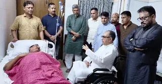 ভূমিমন্ত্রীকে দেখতে হাসপাতালে মির্জা আব্বাস